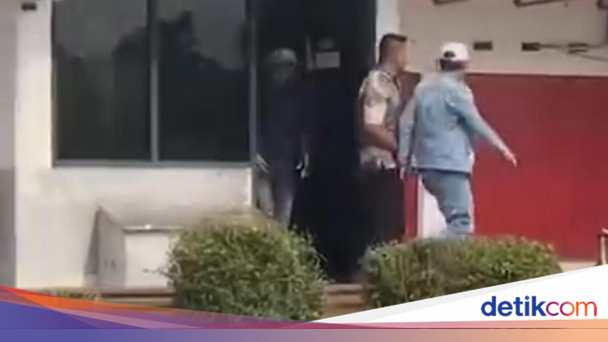 Tak Terima Ditegur Usai Terobos Palang, 3 Pria Keroyok Penjaga Perlintasan KA