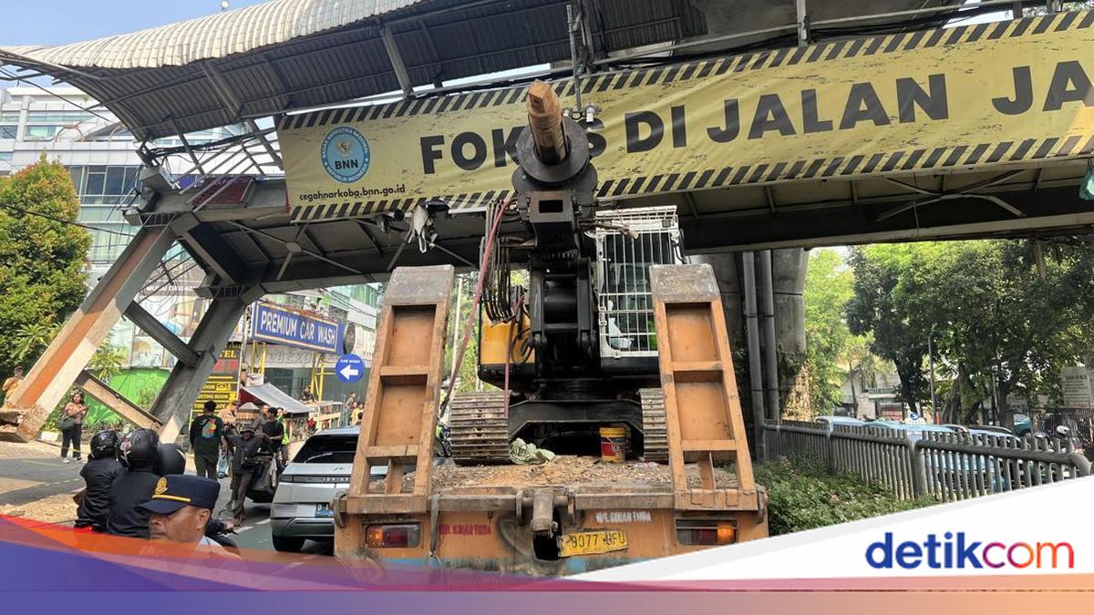JPO Ditabrak Truk Bakal Dibongkar, Lalin Jl Tendean ke Blok M Dialihkan