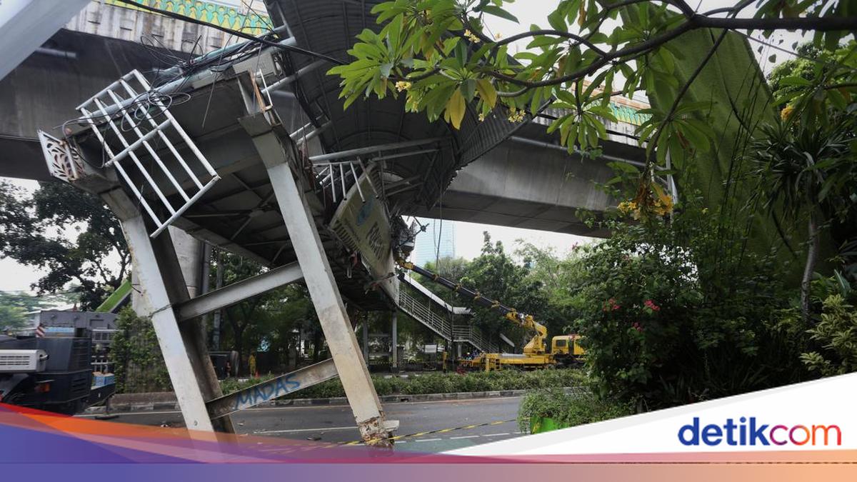 Cegah Truk Nyangkut, Dishub DKI Pasang Rambu Batas Tinggi di JPO-Underpass