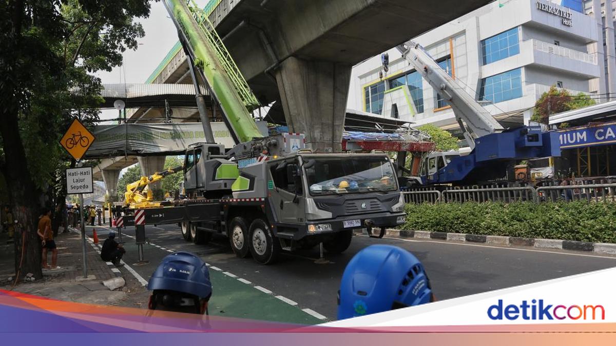 Lalin Macet Imbas JPO Tendean Dibongkar, TransJ Koridor 13 Terlambat