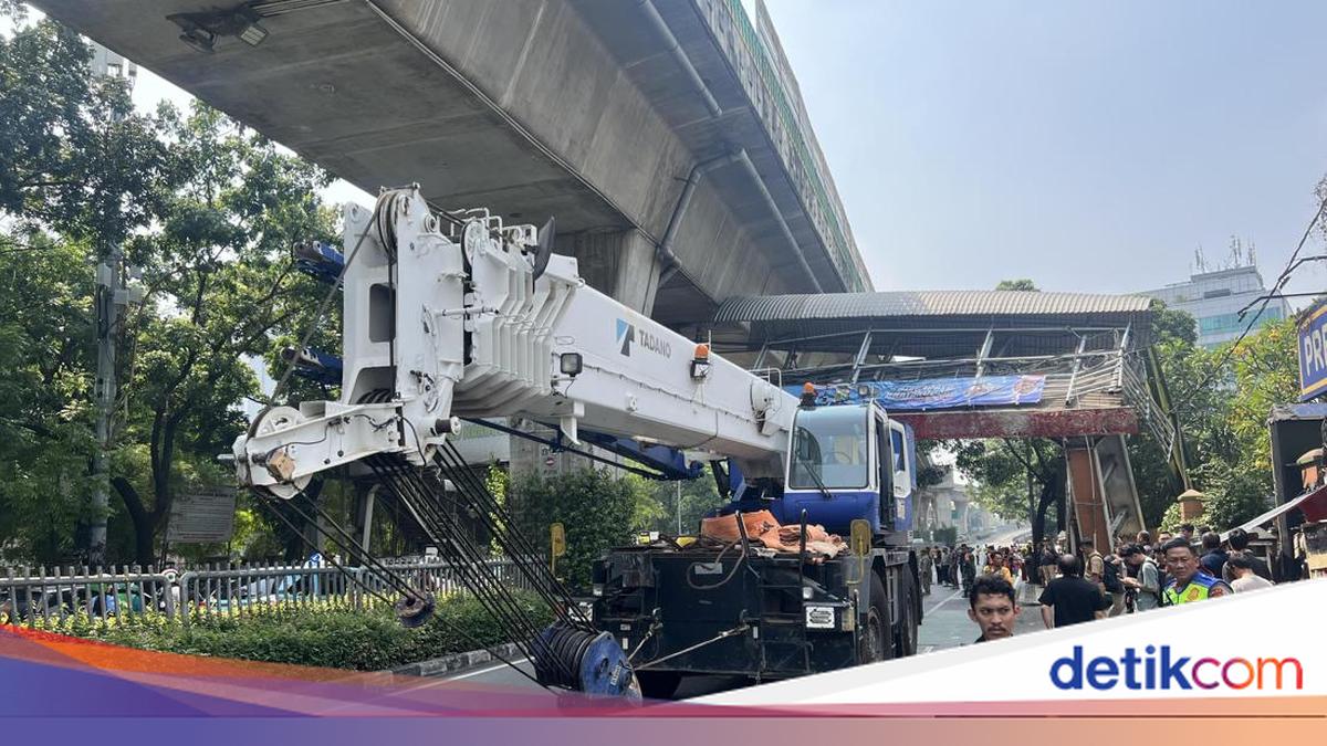 JPO Tendean Jaksel Ditabrak Truk Dibongkar, Lalin Arah Blok M Dialihkan