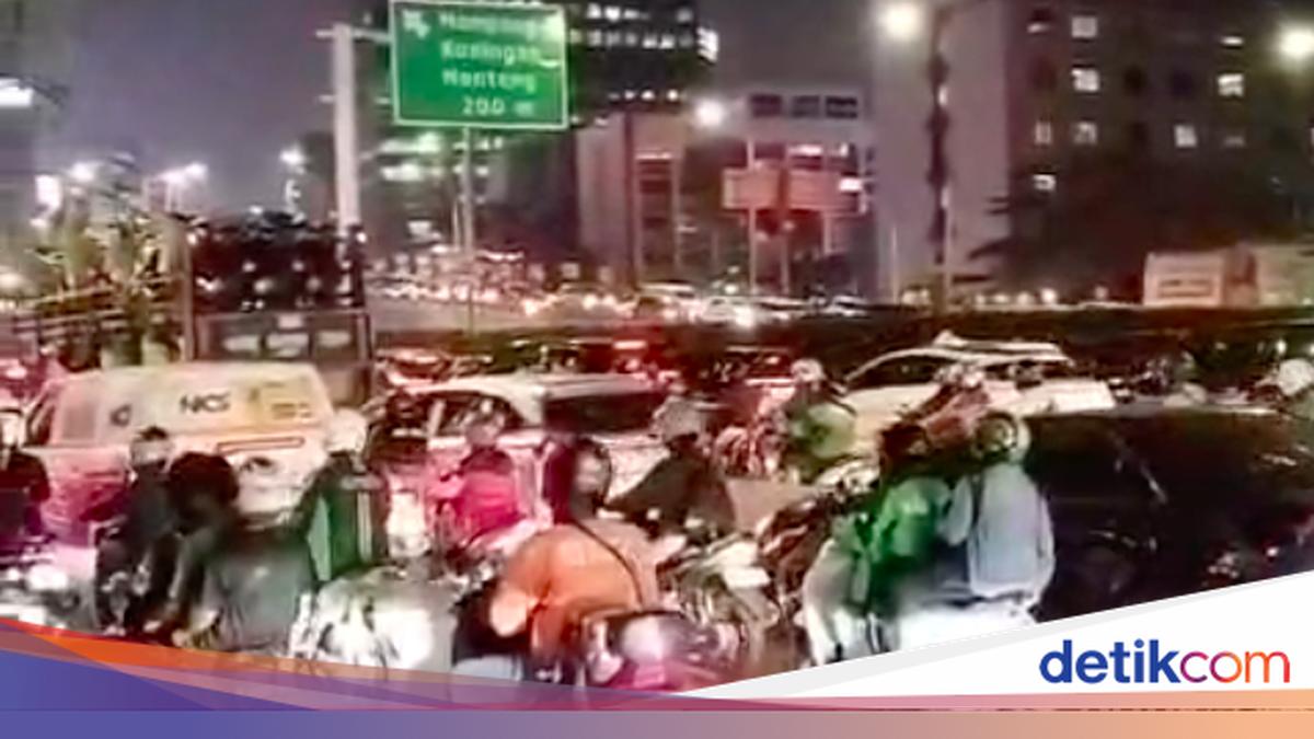 Macet Mengular ke Jalan Gatsu Arah Kuningan Imbas JPO Tendean Dibongkar