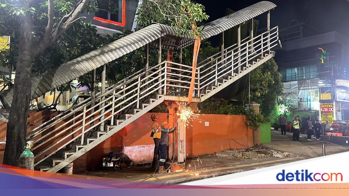 Ditarget Tuntas Malam Ini, Ini Progres Pembongkaran JPO Tendean