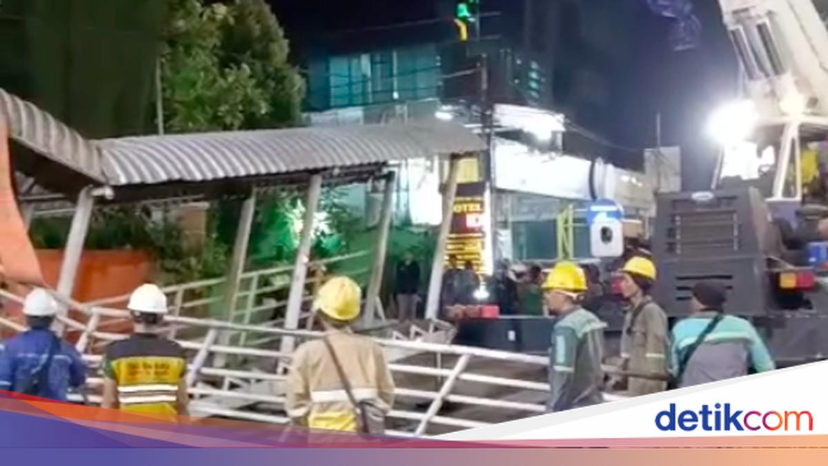 Buntut Panjang JPO Tendean Rusak Ditabrak Truk