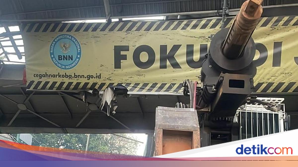 Truk Nyangkut di JPO Tendean Proses Evakuasi, Lalin Arah Blok M Macet