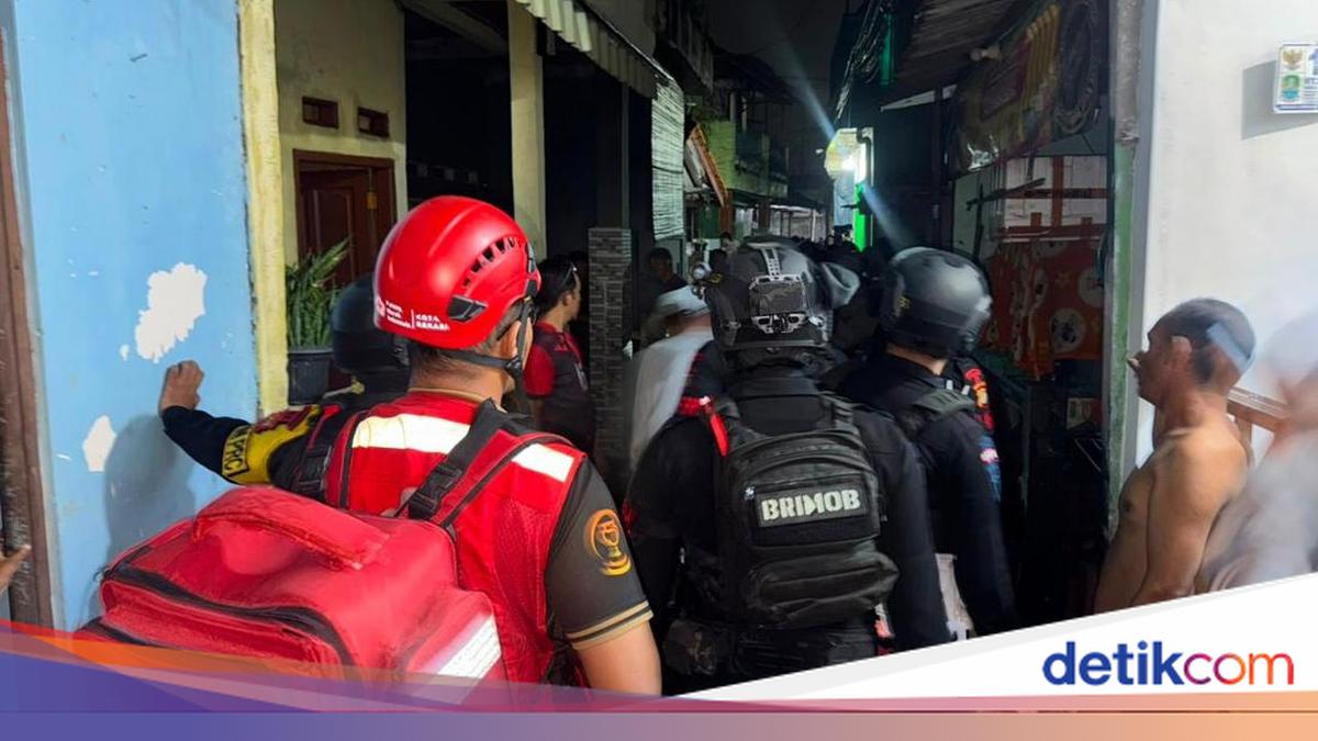 Brimob Polda Metro Bantu Padamkan Kebakaran Saat Patroli Malam di Bekasi