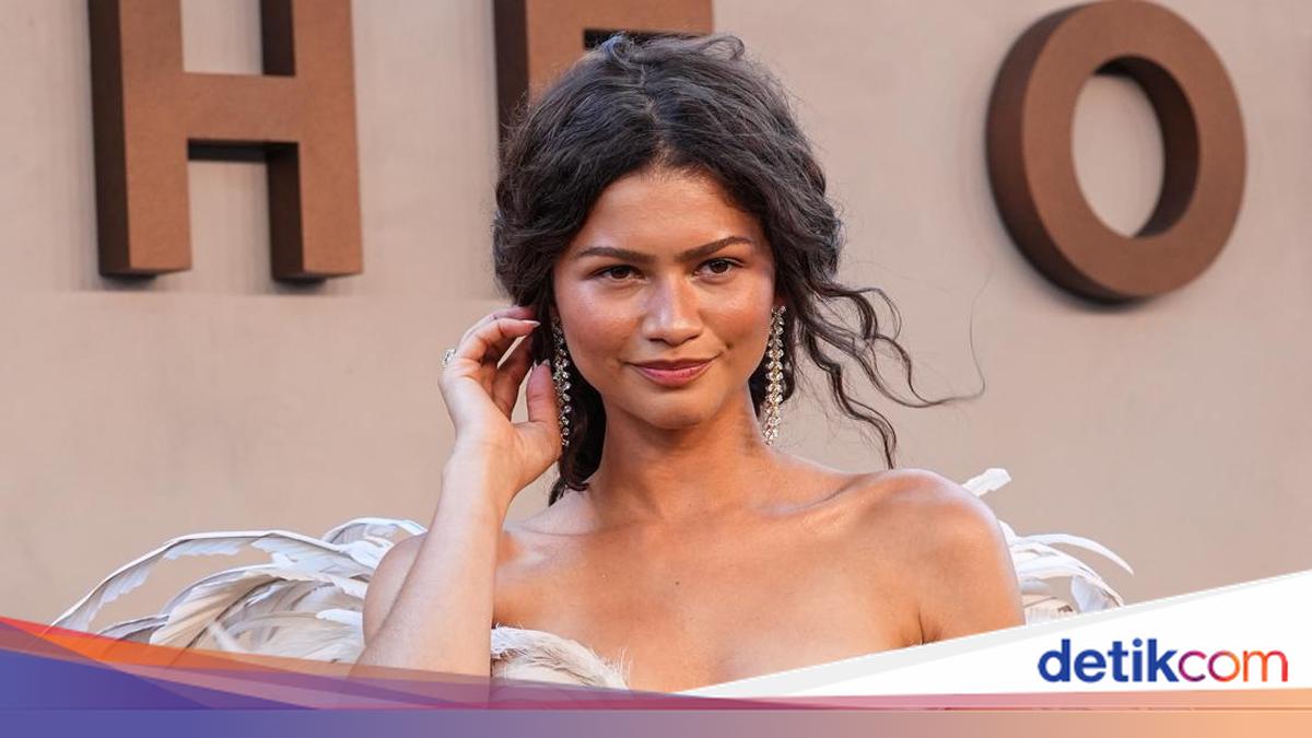 Memukau! Zendaya Tampil Bak Bidadari Bersayap di Premiere 'The Odyssey' Indonesia