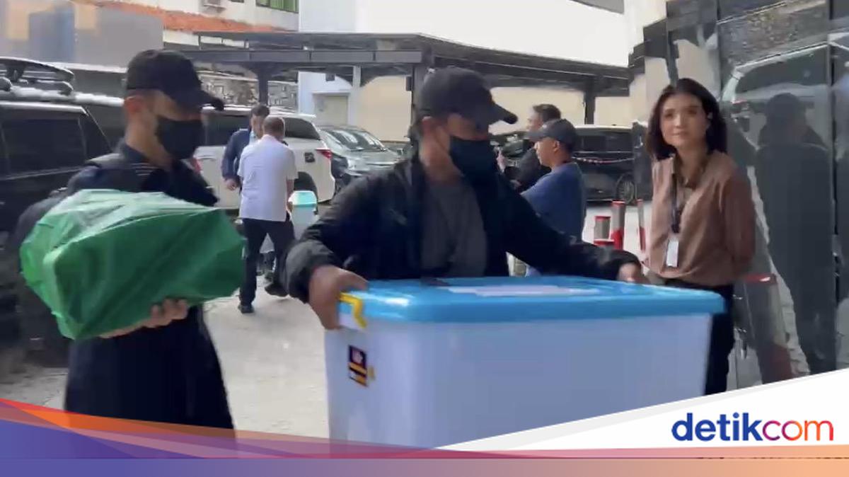 Polisi Kembali Serahkan Barang Bukti 3 Kasus Korupsi Terkait Febrie ke Kejagung