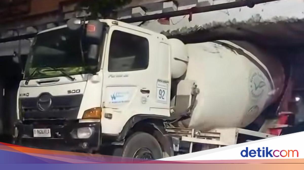 Truk Molen Nyangkut di Matraman, Dishub Pastikan Jembatan Tak Rusak