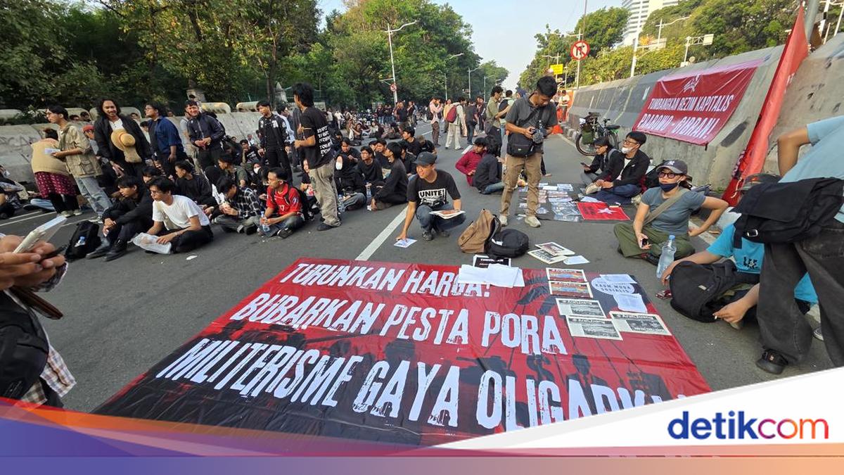 Massa Demo Mulai Orasi di Medan Merdeka Selatan, Lalin Arah Gambir Ditutup