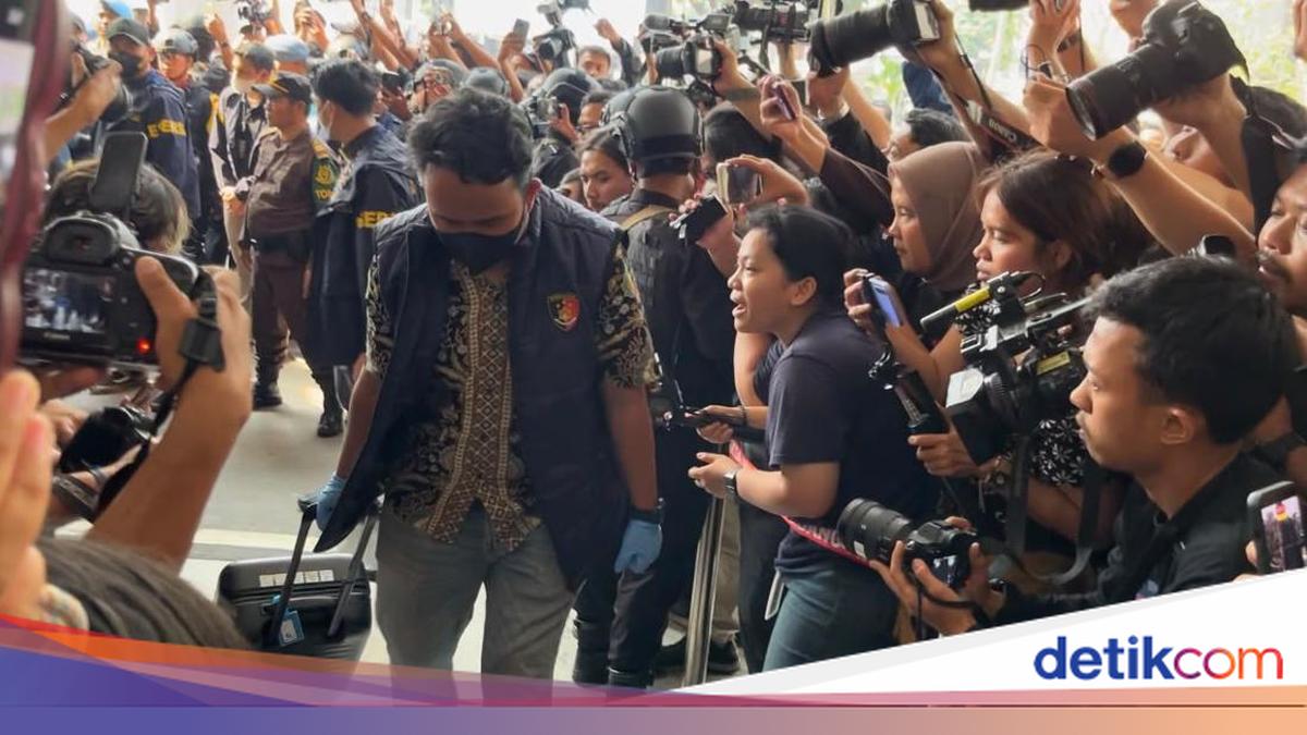 Don Ritto dan 8 Koper Isi Emas-Duit Barbuk 3 Kasus Korupsi Tiba di Kejagung