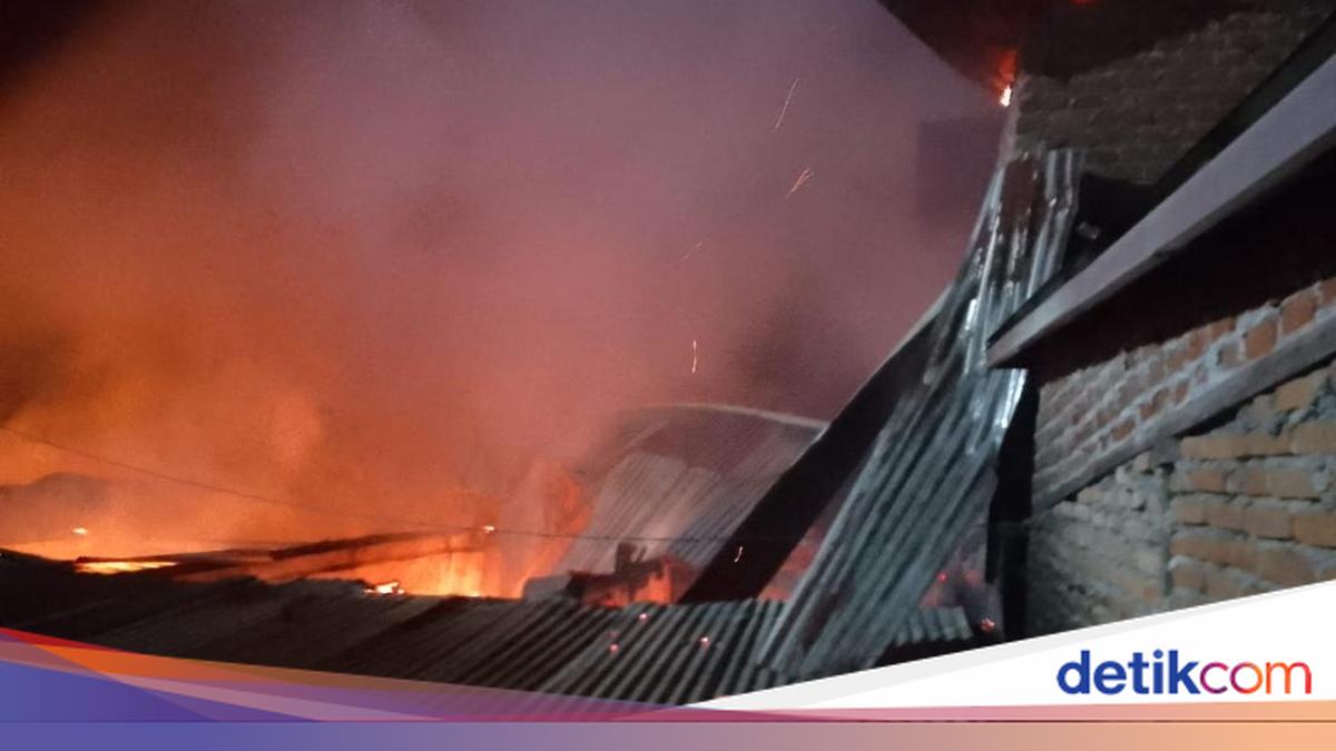 Dipolisikan KDRT, Pria Sumsel Bakar Rumah Mertua hingga Hanguskan 10 Rumah