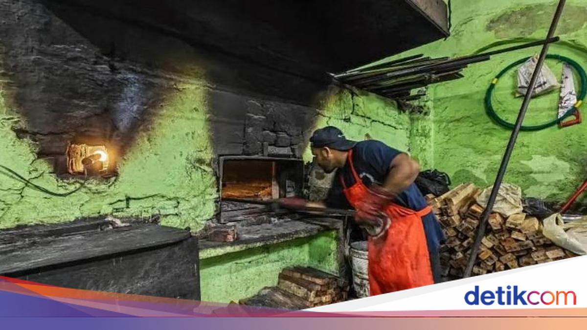 Antik! Toko Roti 106 Tahun Ini Masih Panggang Kue Pakai Oven Kayu