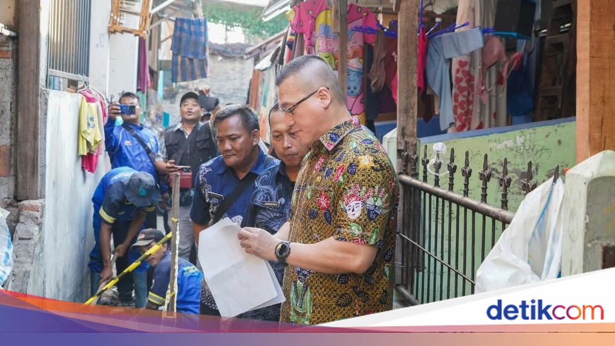 Kenneth DPRD DKI Bantu Anak Disabilitas Saat Tinjau Proyek Saluran Air di Jakbar