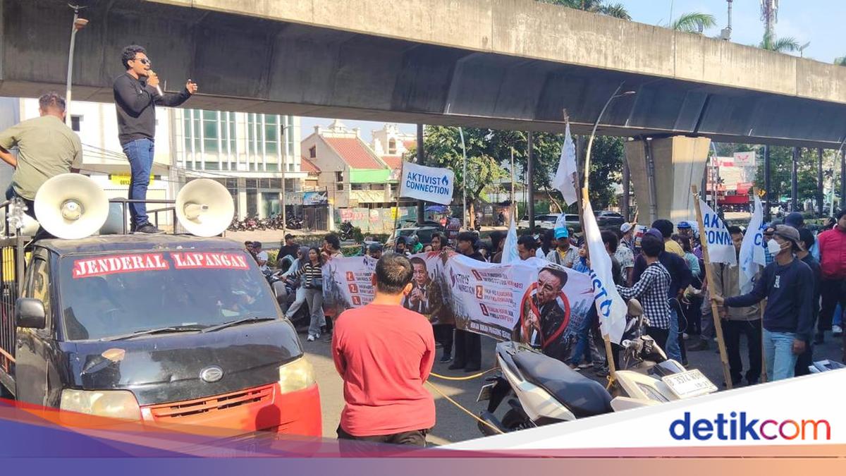 Kantor Hotman Paris di Kelapa Gading Digeruduk Massa Demo