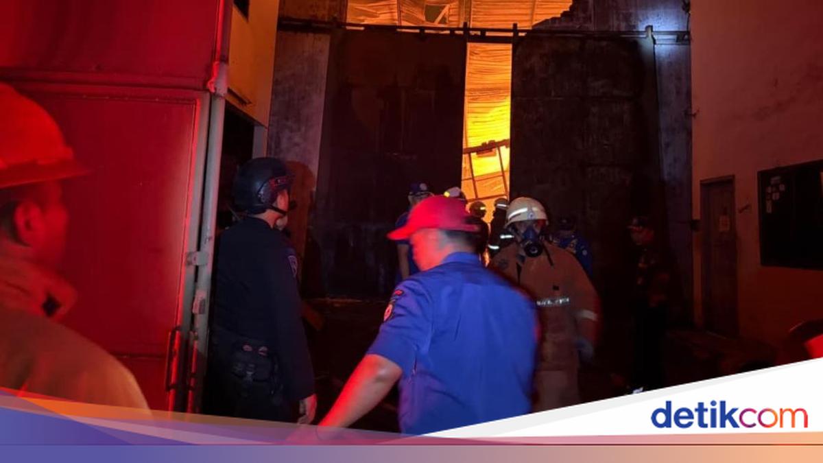 Kebakaran 3 Gudang di Tangerang Semalam, Brimob Polda Metro Bantu Padamkan