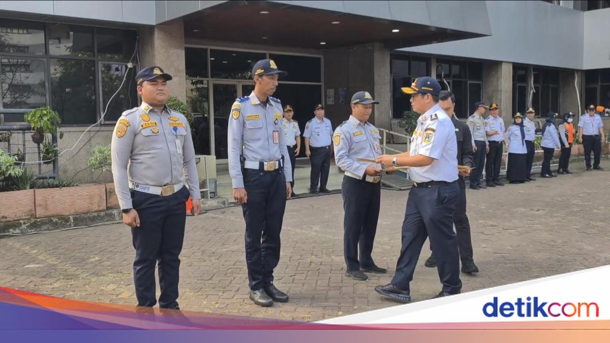 Tangkap Jambret Bersajam di CFD, 4 Petugas Dishub DKI Diberi Penghargaan