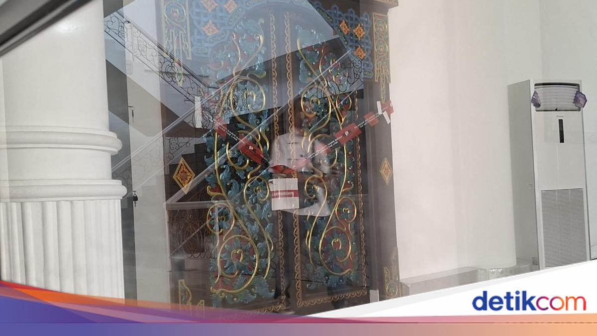 Bupati Lombok Barat Nobar Piala Dunia Dini Hari, Paginya Kantor Disegel KPK