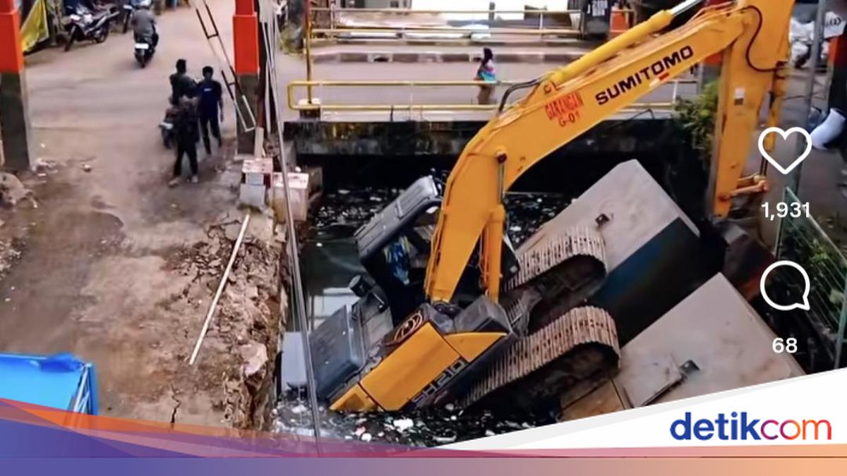 Viral Ekskavator Tercebur di Kali Cakung Lama, Dinas SDA Evakuasi Malam Ini