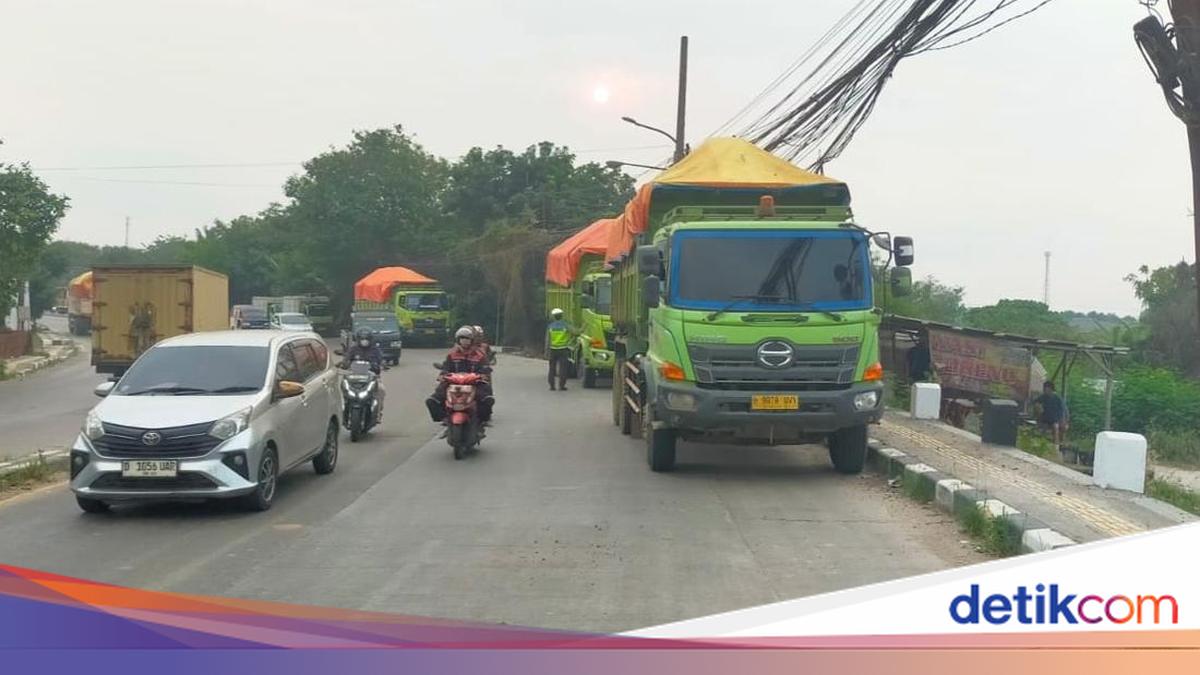 Polisi Tertibkan Truk Tanah Parkir Sembarangan di Jalan Raya Cikande
