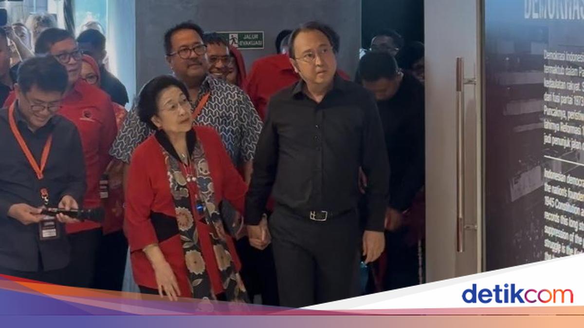 Digandeng Prananda Prabowo, Megawati Keliling Pameran Arsip Foto Kudatuli