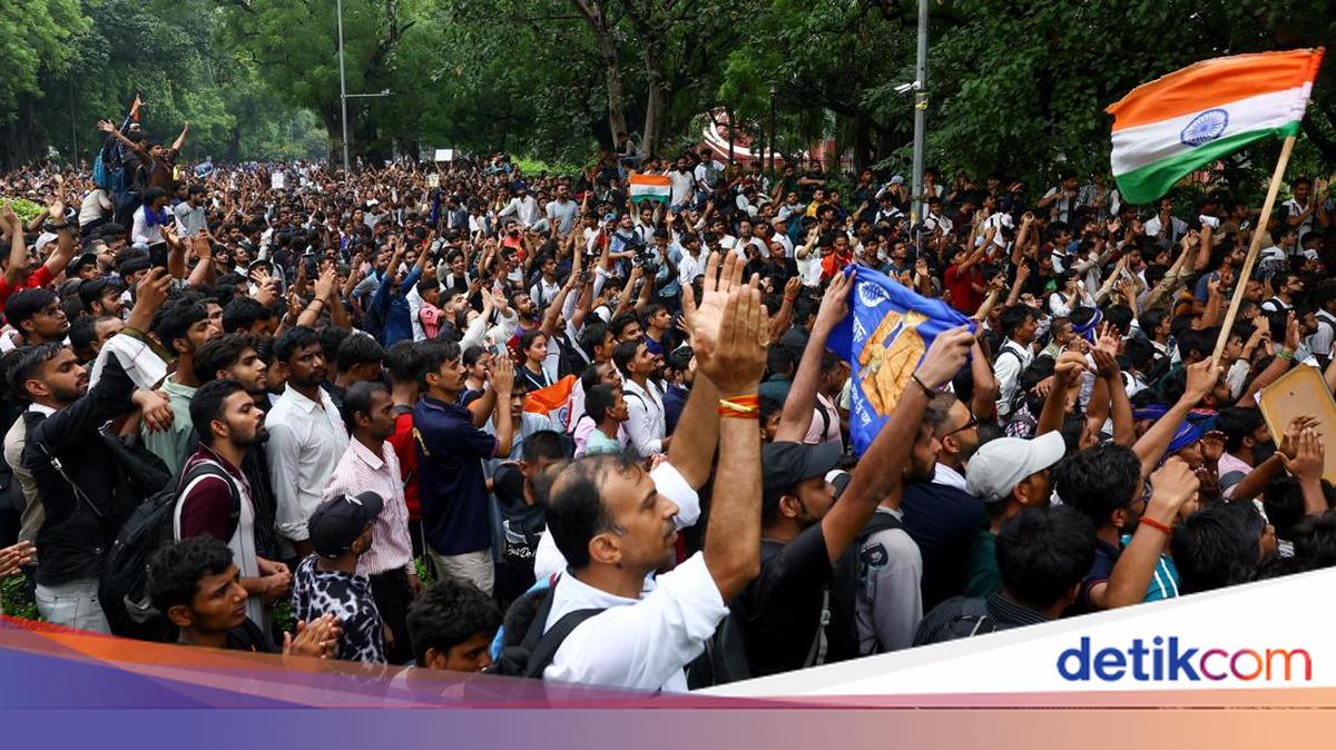 Partai Kecoak India Demo Besar-besaran Tuntut Menteri Pendidikan Mundur