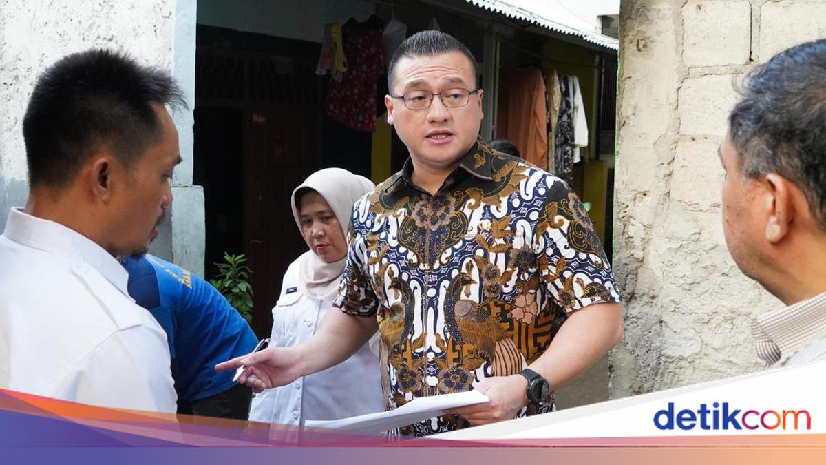 Dengar Curhatan Dua Ibu saat Tinjau Saluran Air, Kenneth DPRD DKI Bantu Seragam Sekolah