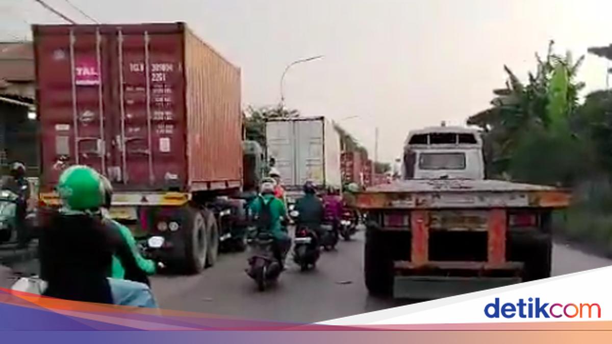 Jalan Cakung-Cilincing Macet Siang Ini Imbas Antrean Truk Kontainer