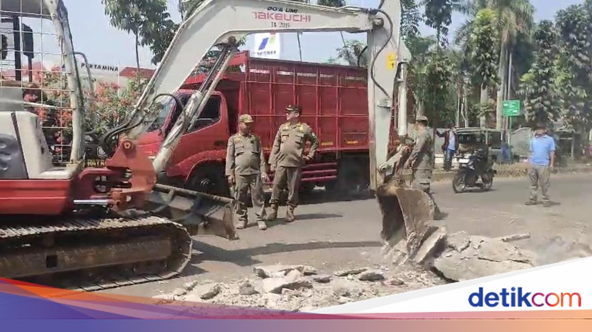 Satpol PP Bongkar 25 Bangunan Liar di Depok, 10 Diduga Tempat Kopi Pangku