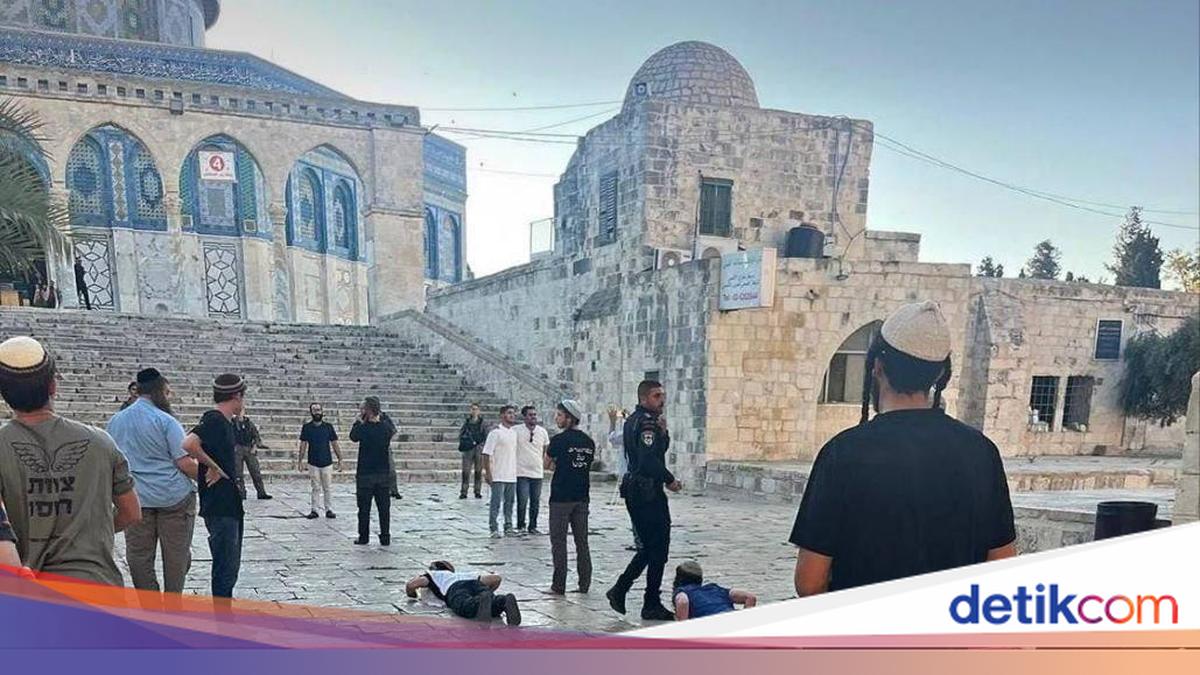 Israeli Settlers Storm Al-Aqsa Mosque Under Police Protection