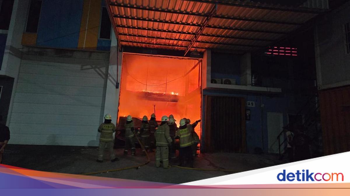 Gudang di Cilincing Jakut Kebakaran, 17 Mobil Damkar Dikerahkan