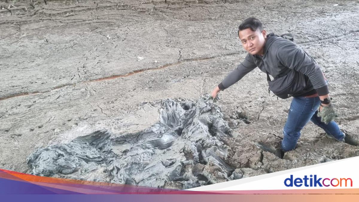 Jasad Pria Bertato Ditemukan Terbenam dalam Lumpur di Brebes