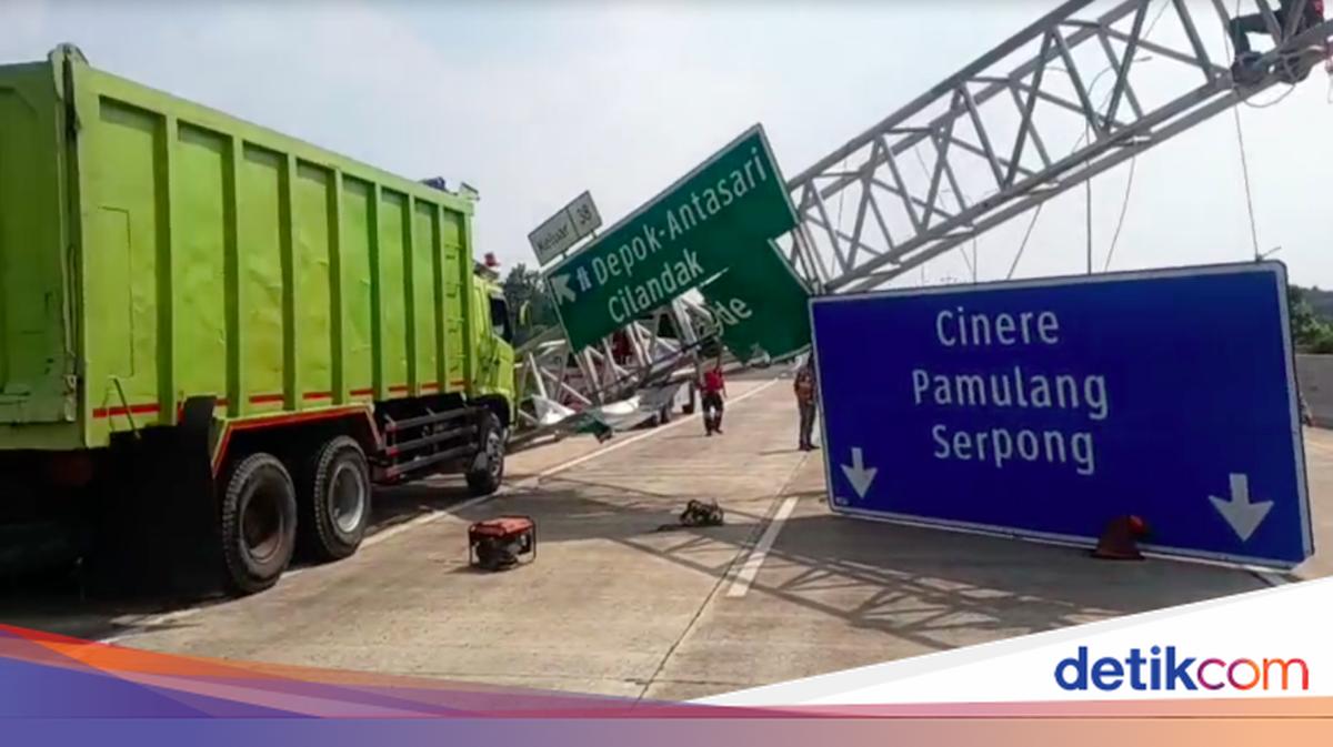 Truk Tabrak Penunjuk Arah di Tol Cijago Sudah Dievakuasi, Lalin Normal Lagi
