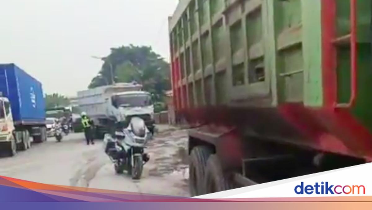Bikin Macet, Truk Parkir Pinggir Jalan Cakung-Cilincing Ditindak Petugas