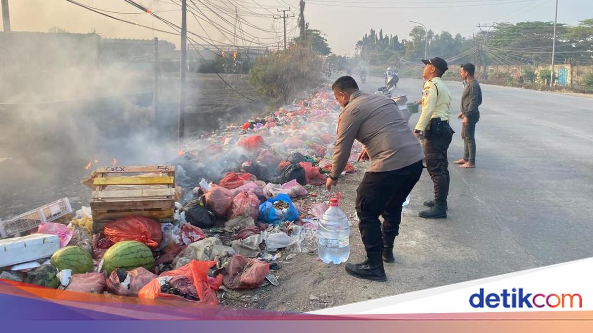 Tumpukan Sampah di Pinggir Jalan Cikande Serang Terbakar