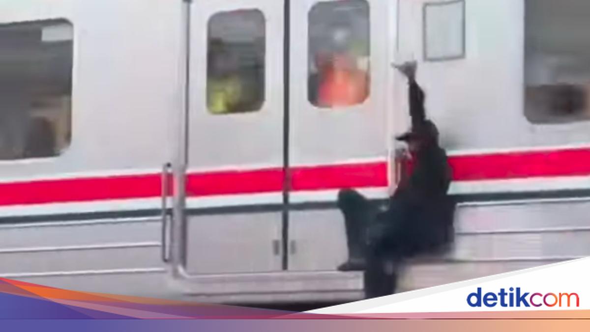 Jangan Ditiru! Pria Gelantungan di Luar KRL Priok Berujung Diamankan