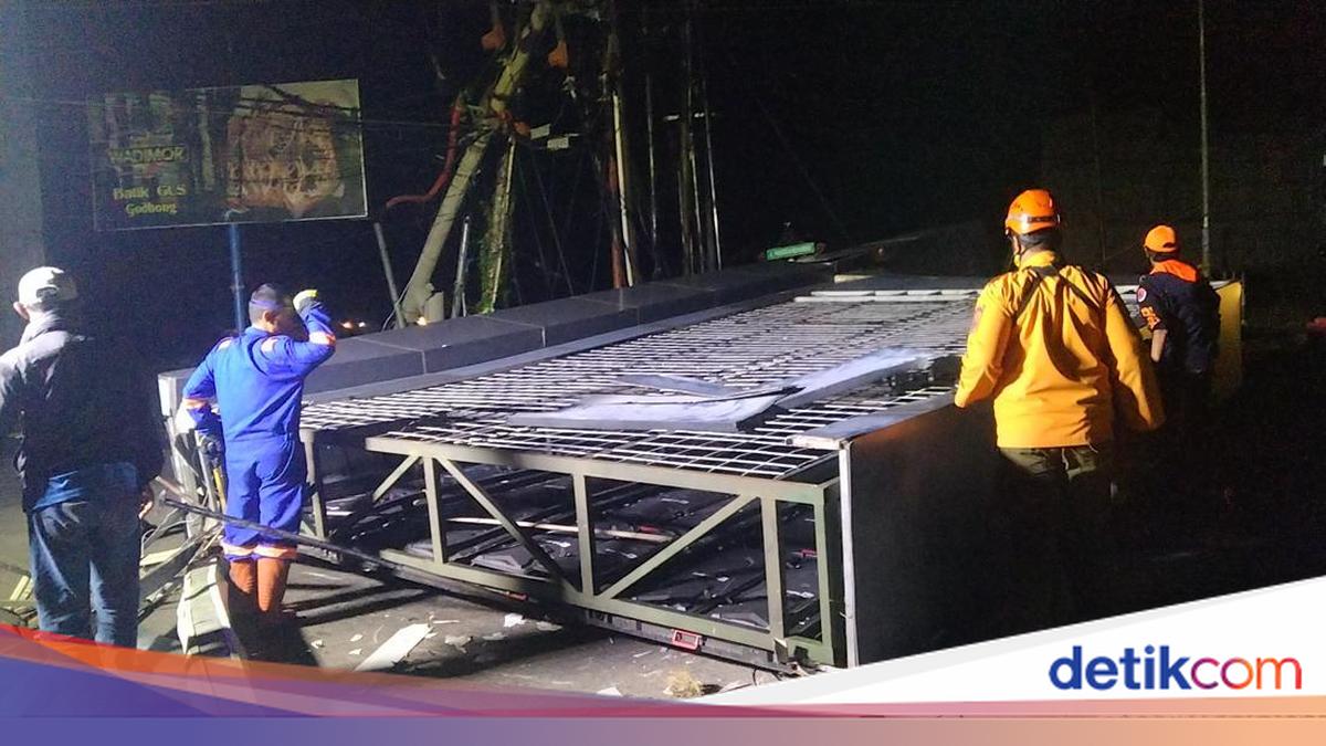 Pemotor Wanita Tewas Tertimpa Videotron Ambruk di Majalengka