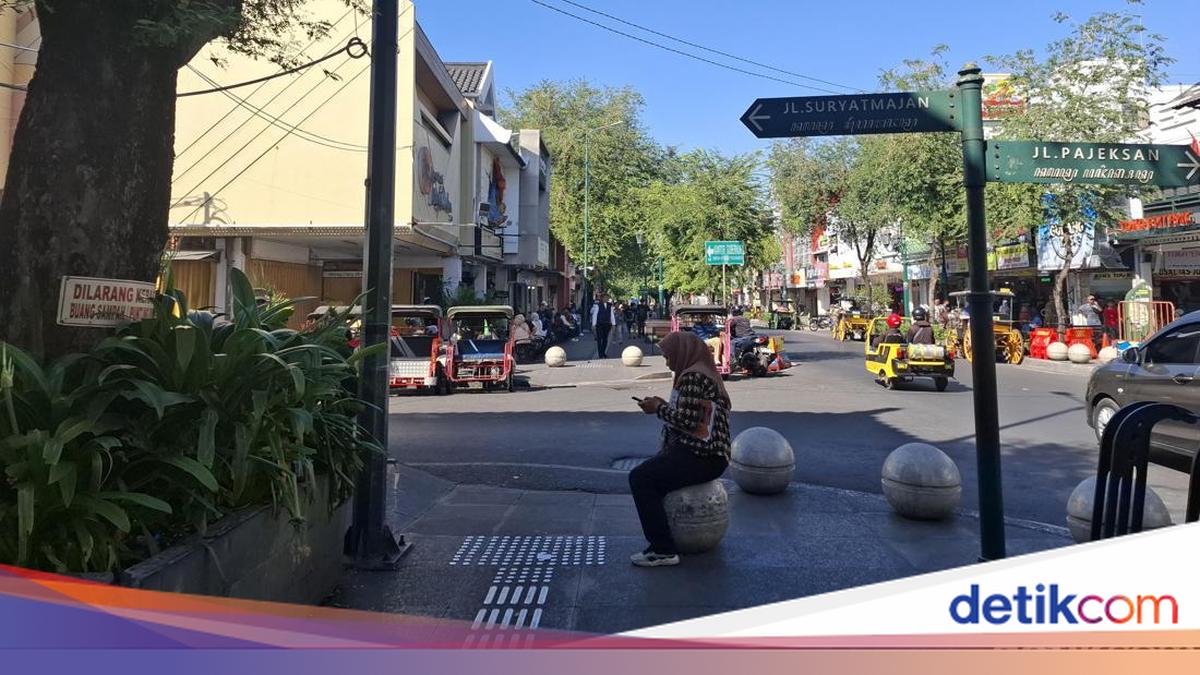 Satpol PP Copot 7 Plang Jalan Malioboro Ilegal yang Dipasang Fotografer