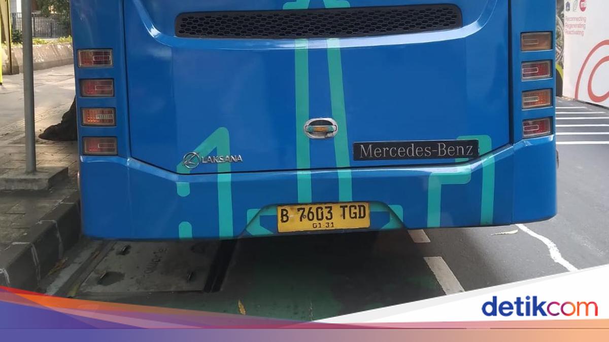 Gagal Nyalip, Pemotor Terlindas Transjakarta di Jalan Jenderal Sudirman