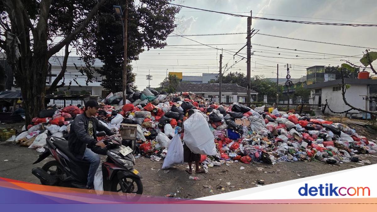 TPS Liar di Stasiun Pasar Minggu Meluber ke Jalan, Warga Ngeluh Bau