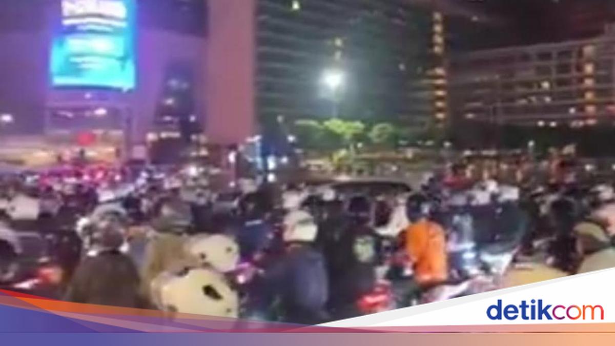 Kelompok Pemotor Kumpul Tengah Malam di Bundaran HI, Lalin Sempat Macet