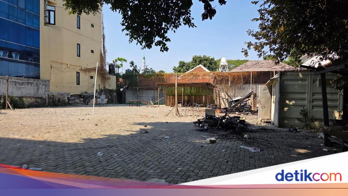 Sisa-sisa Bentrokan Maut di Menteng: Puing Bangunan hingga Motor Terbakar