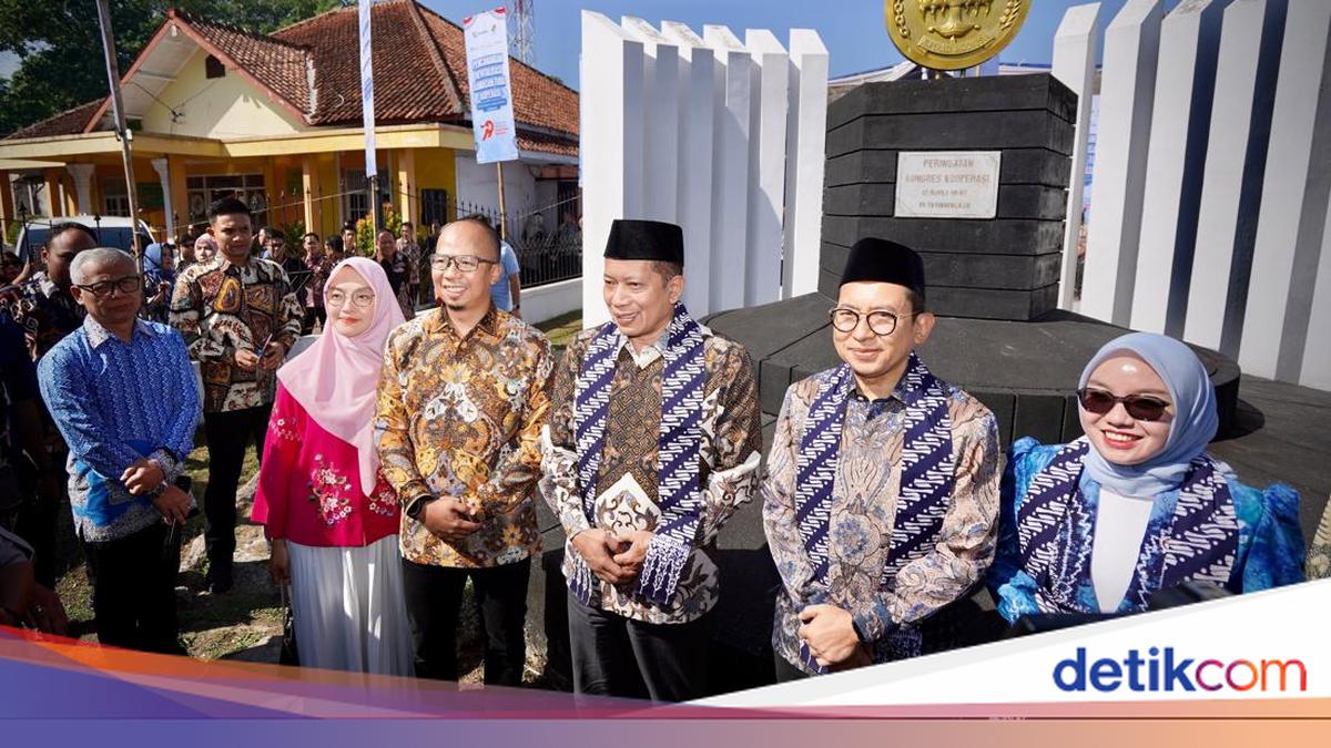 Menkop Melakukan Pencanangan Revitalisasi Tugu Koperasi Tasikmalaya