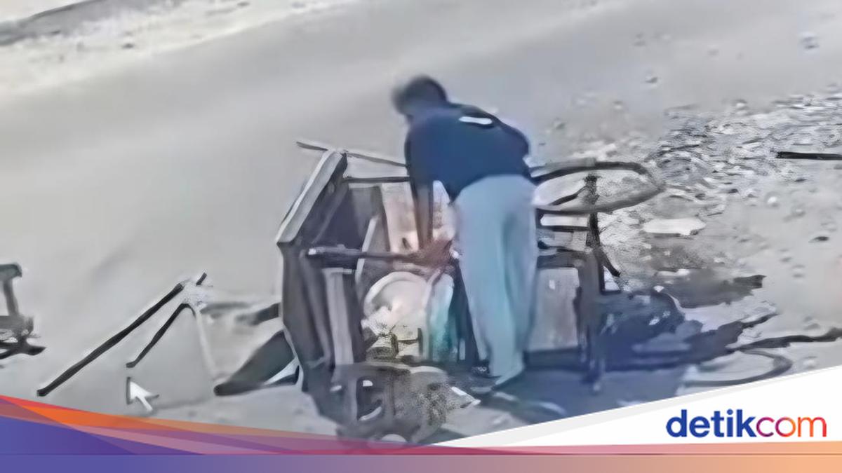 Pedagang Nasi Kuning Ditabrak Pemotor Hingga Gerobak Terbalik di Bogor