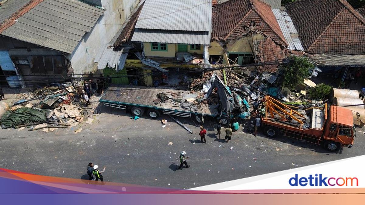 Evakuasi Truk Kecelakaan Beruntun di Pasuruan Tewaskan 4 Orang