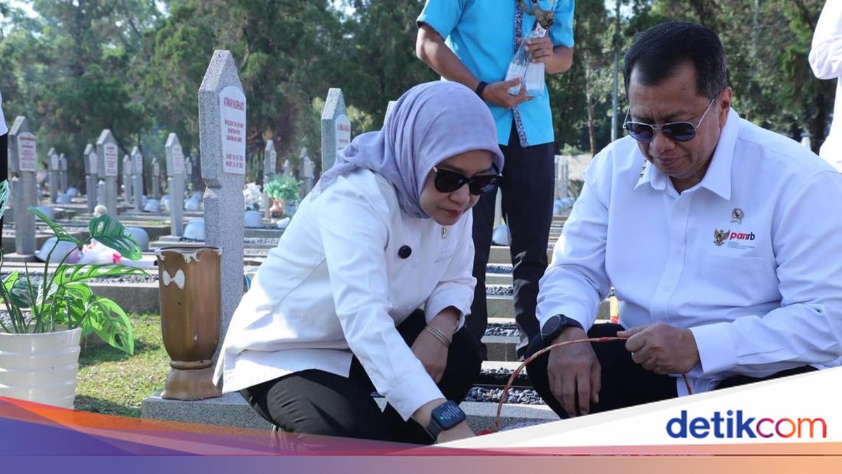 Ziarah Awali HUT Ke-67 KemenPAN-RB, Rini Kenang Jasa 2 Mantan Menteri