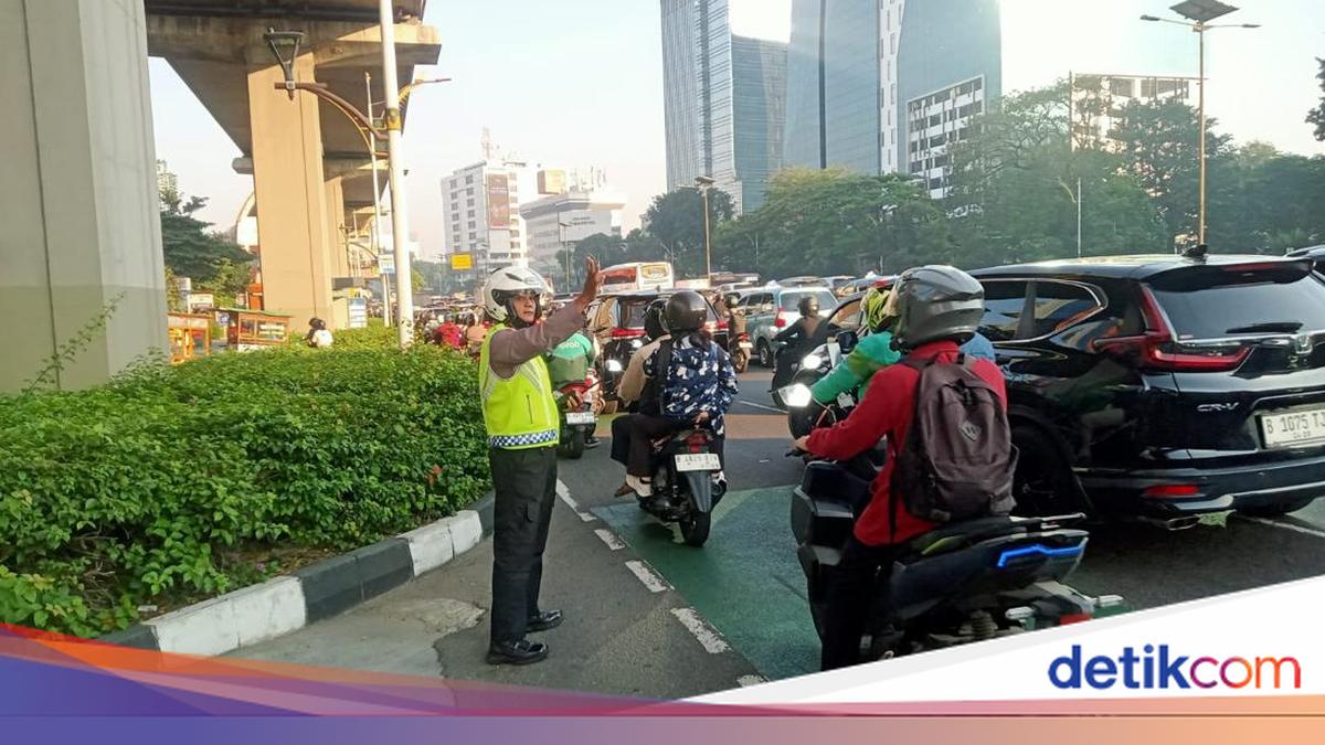 Senin Pagi, Lalin di Jl MT Haryono Arah Pancoran Macet