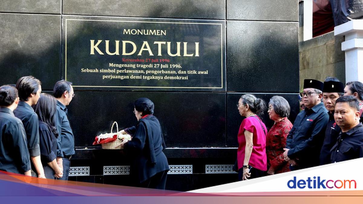 Megawati Tabur Bunga di Monumen Kudatuli, Berdoa untuk Para Korban