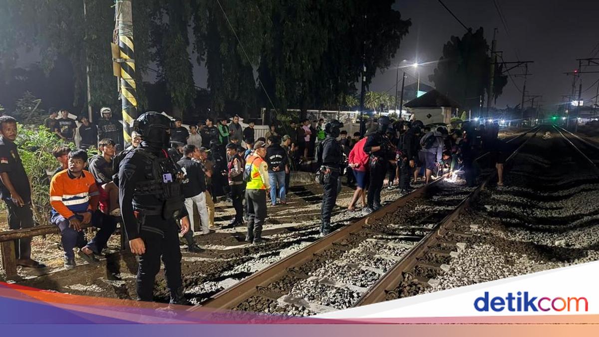 Brimob Bantu Evakuasi Mobil yang Tertabrak KA Gajayana di Bekasi