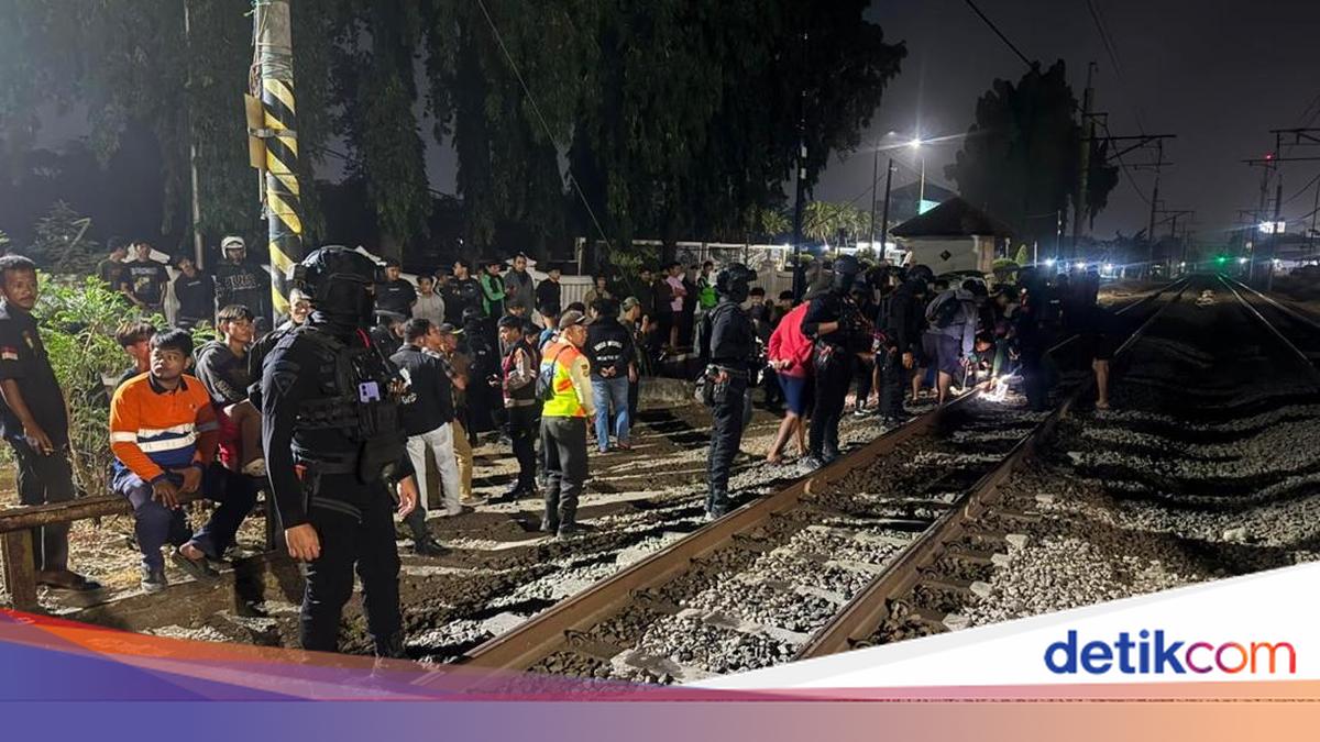 Brimob Sigap Evakuasi Mobil Tertabrak KA Gajayana di Bekasi, Pengemudi Tewas